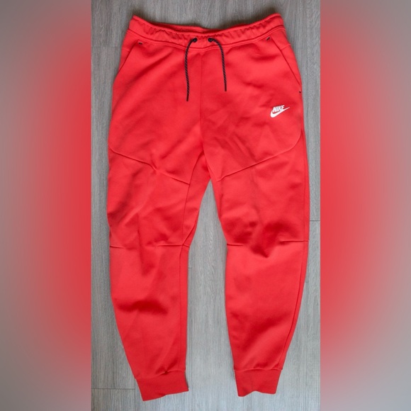 red joggers mens nike